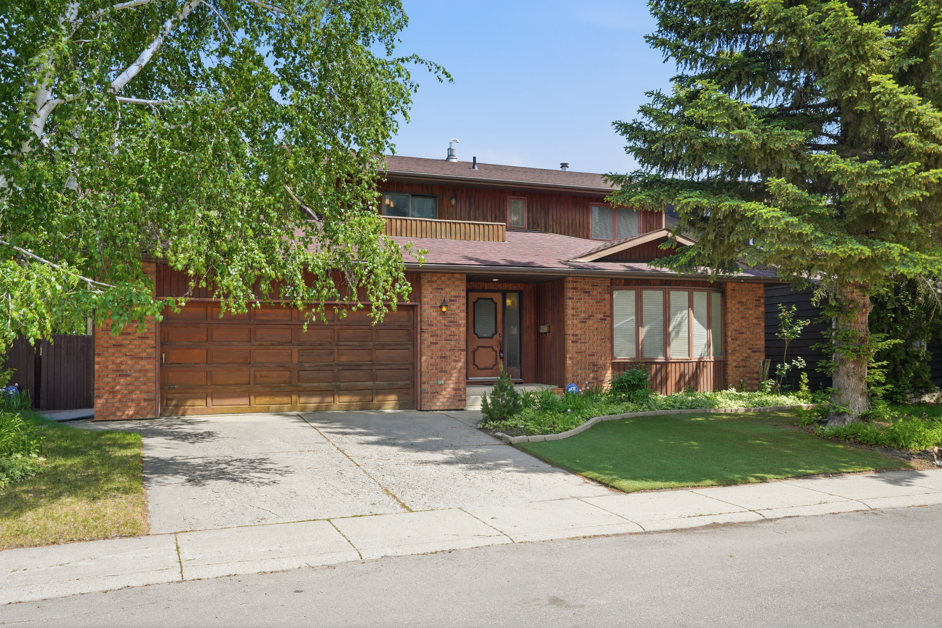 Lakeview双层独立屋 4卧｜3卫｜2,119尺｜双车库| 211 Keeley Cres——林与唐地产